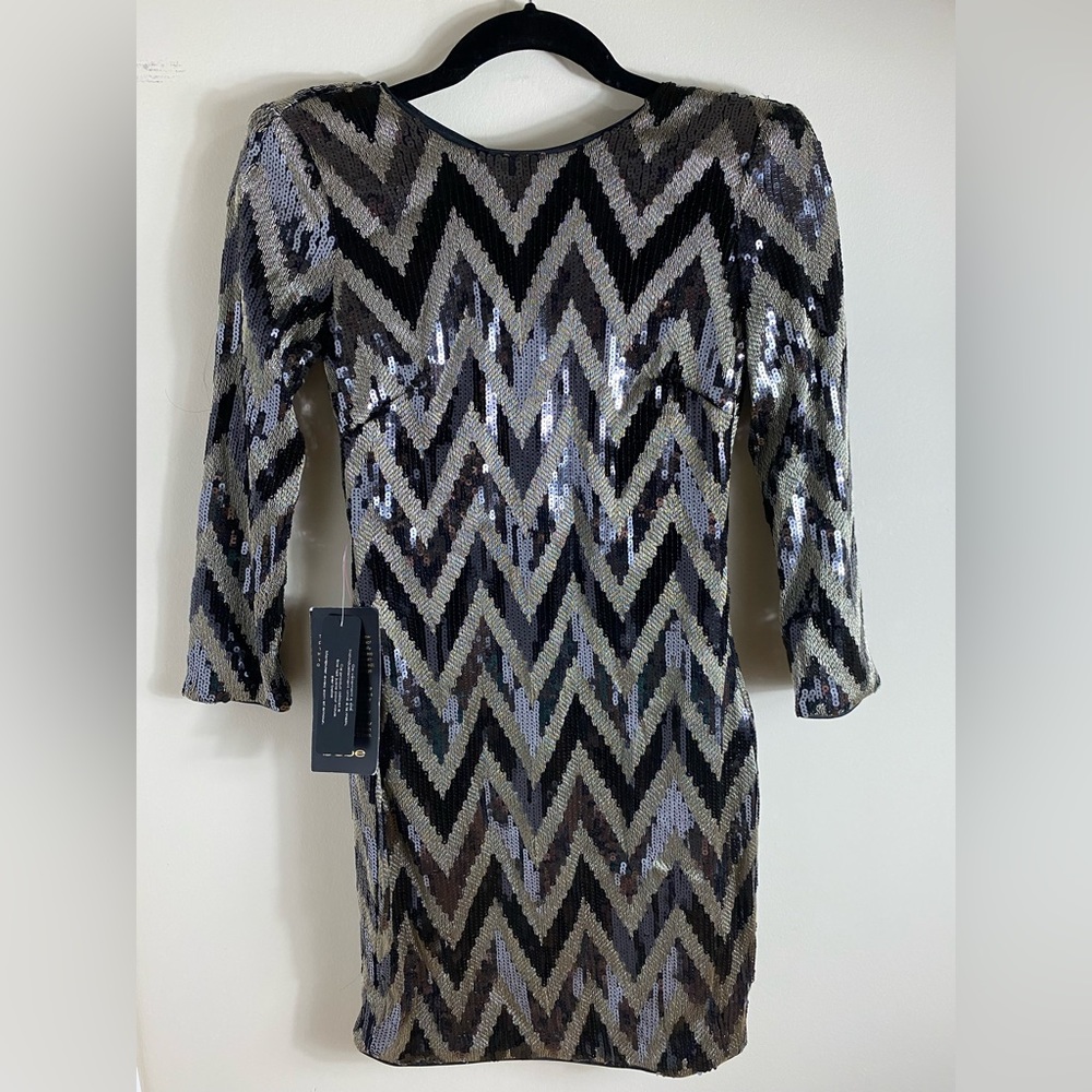 BEBE ZIGZAG SEQUIN DRESS W/CHAIN BK